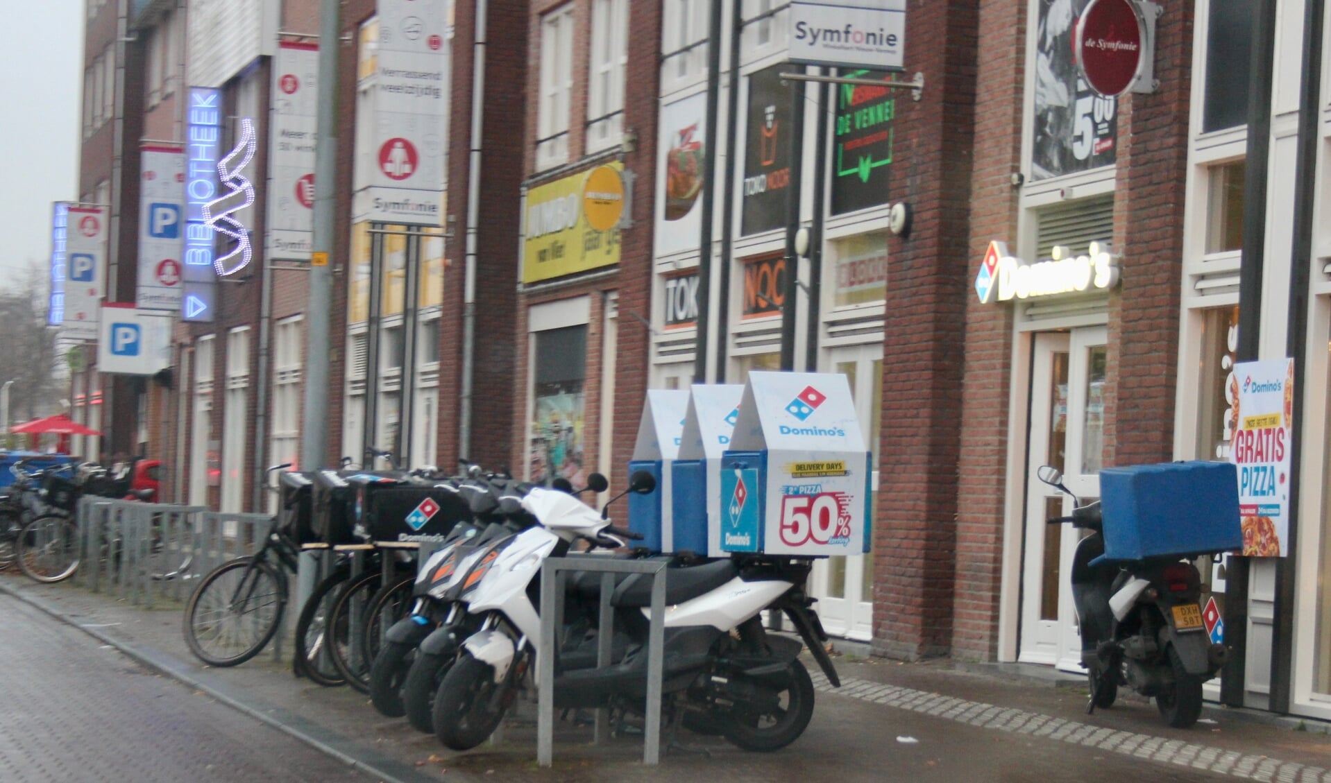 Bezorgscooters in het centrum van Nieuw-Vennep. 