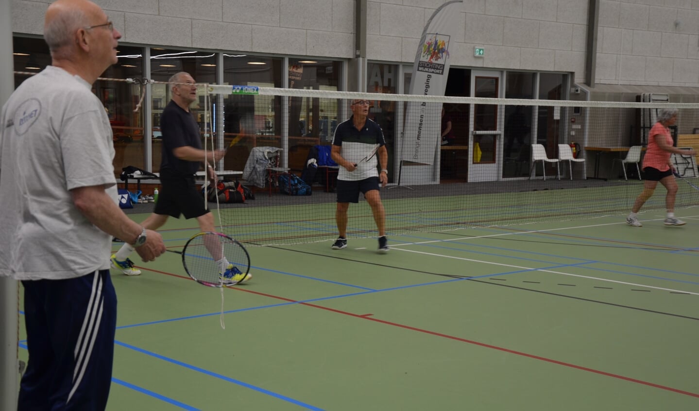 Gerard de Groot (links op de foto) speelt met veel plezier badminton