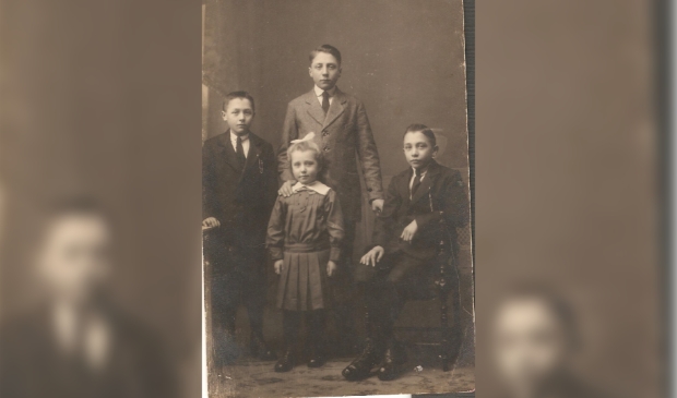 <p>Deze keer een foto met vier kinderen erop. </p>