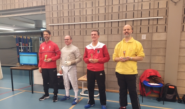 Uitdehaag rechts in het geel van Schermvereniging La Prime