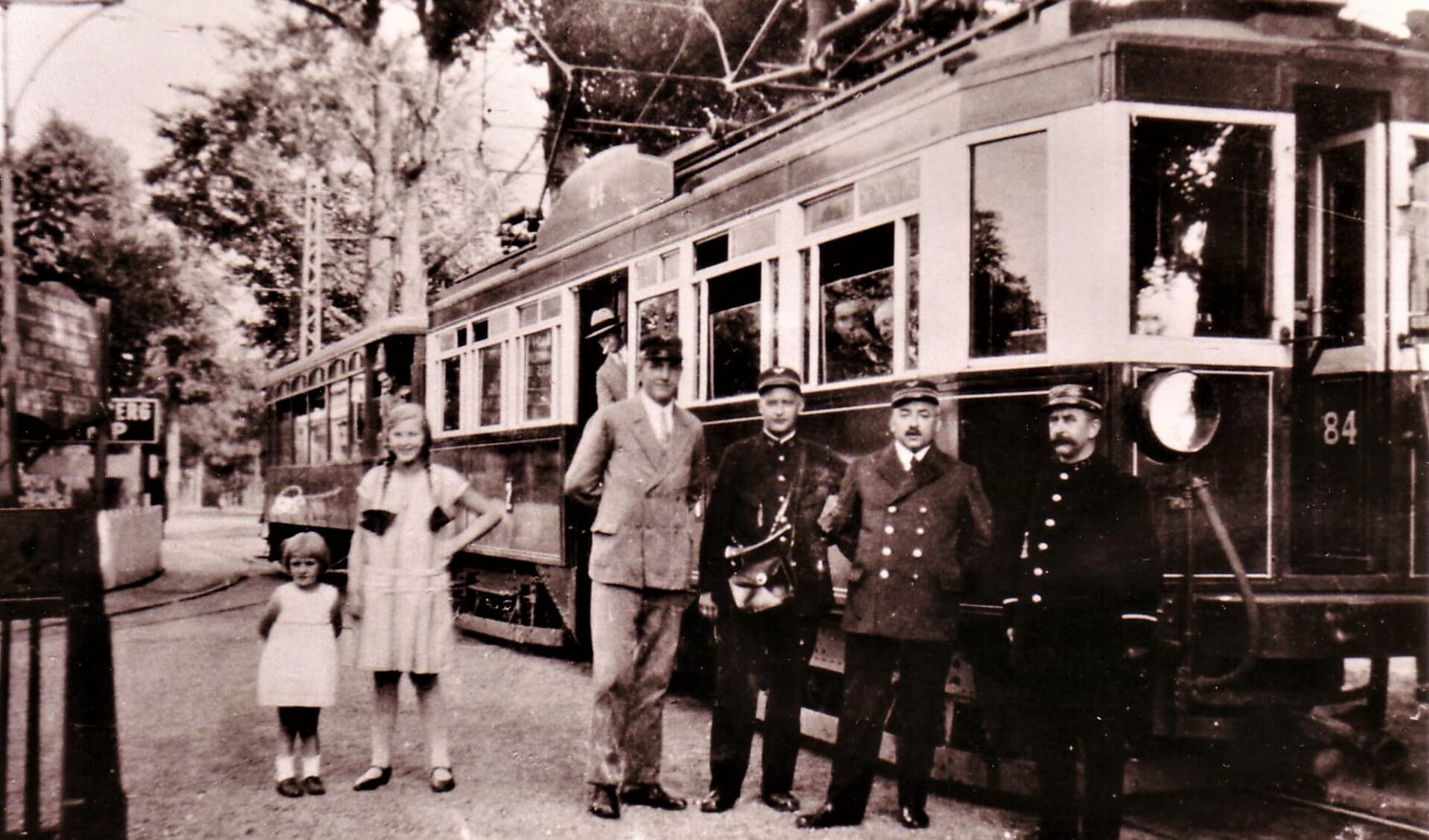 Poserend voor de tram die in 1949 in Soesterberg uit beeld verdween.