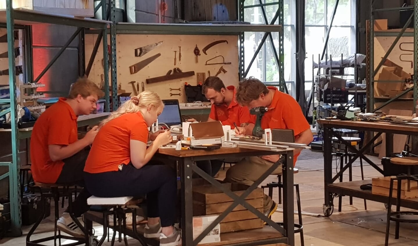 Team Oranje hard aan het werk,