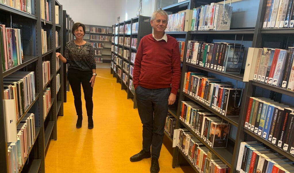 Marjon de Kruijff en directeur Alfred Haaksma van de Bibliotheek Scherpenzeel.  