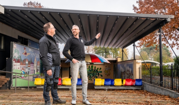<p>Marcel Groenevelt (links) en Martijn van Ommen bij het theater met overkapping.</p>