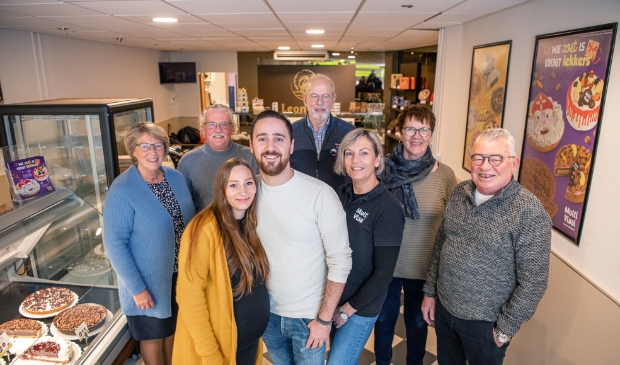 <p><em>V.l.n.r.: Nelly en Gerard van Leeuwen, Maria en Orestis Giovanis, Ad Uijterlinde, Marieke Giovanis, Roelie de Vries en Ed Koek </em></p>