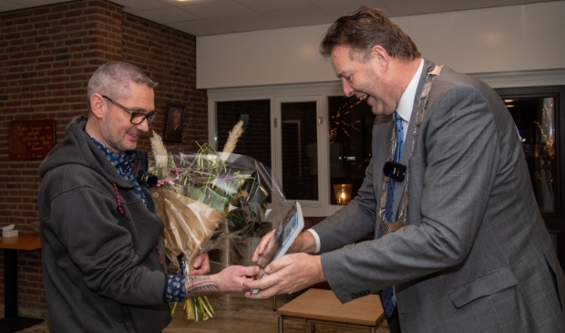 <p>Henry Temmermans werd maandag persoonlijk bedankt door burgemeester Breunis van de Weerd.</p>