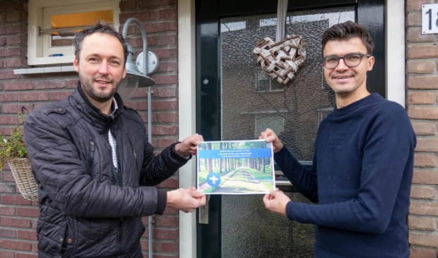 Bertus Cornelissen overhandigt namens de programmacommissie het verkiezingsprogramma aan lijsttrekker TeunJan van Ooijen.