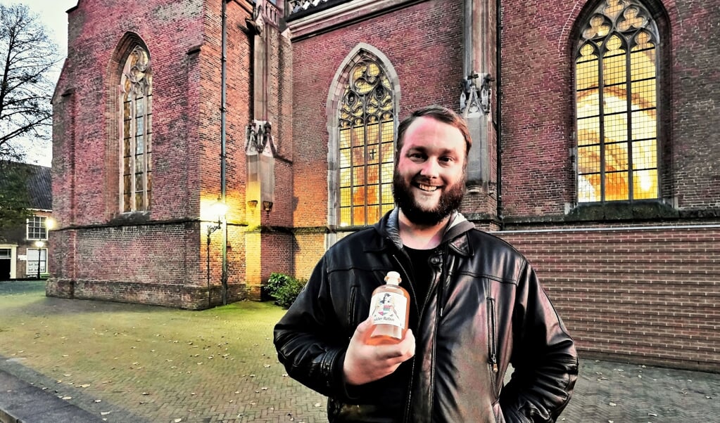 Robin Schneiders toont zijn zelfgemaakte ‘mede' voor de Cunerakerk in Rhenen.