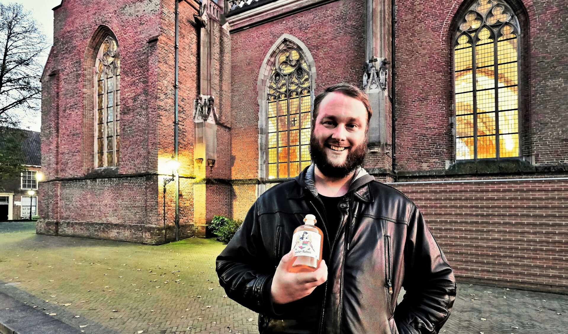 Robin Schneiders toont zijn zelfgemaakte ‘mede' voor de Cunerakerk in Rhenen.