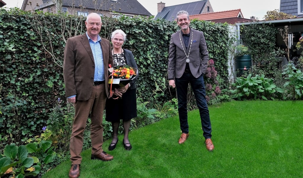 Jan Willem en Rina kregen bezoek van de Rhenense burgemeester
Hans van der Pas, die het paar namens de gemeente Rhenen de felicitaties overbracht
vanwege hun 50-jarig huwelijk.