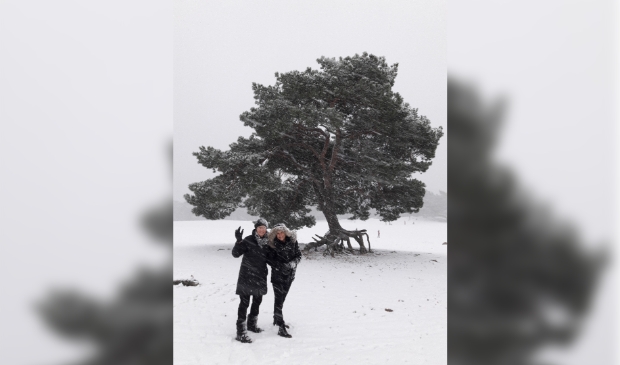 <p>Sneeuw in de Soesterduinen in december 2017: moeder Maria met zus Marian.</p>