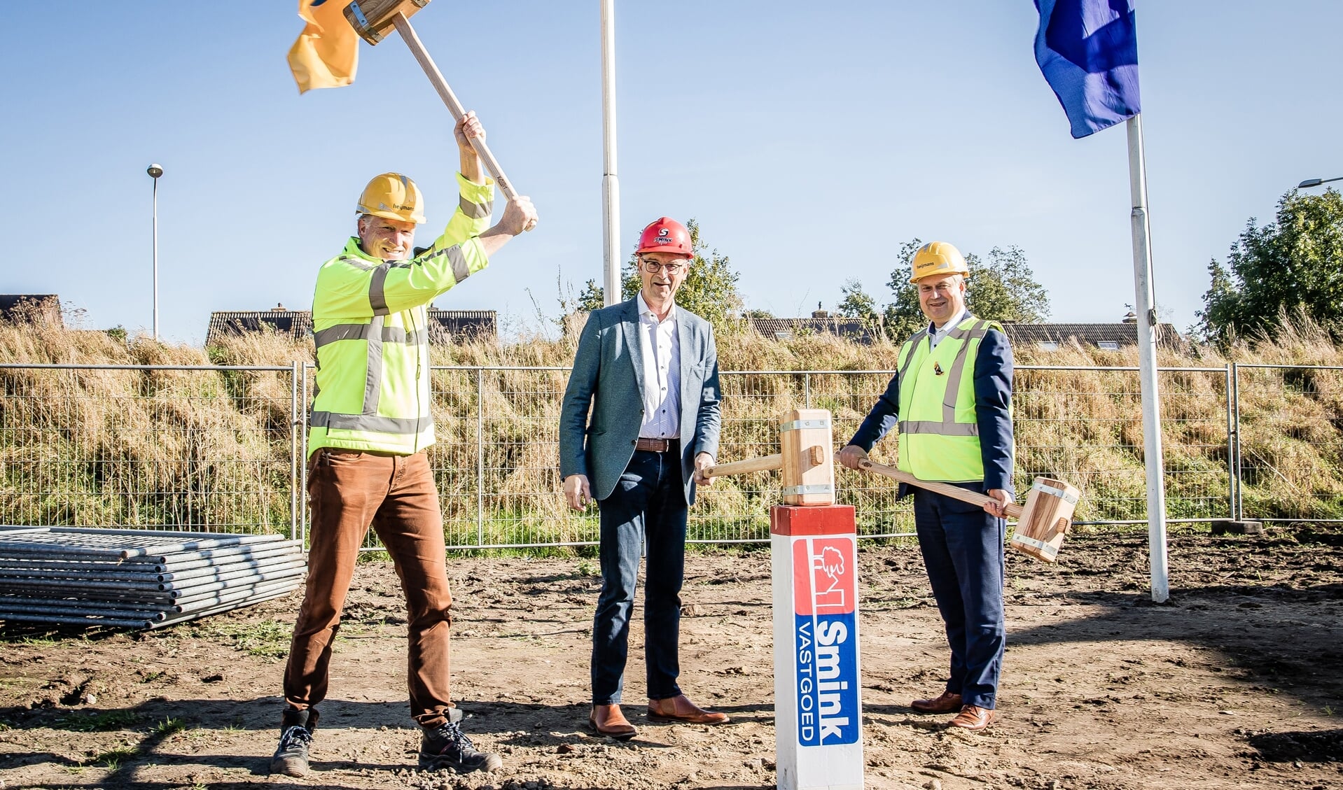 Symbolische start bouw door v.l.n.r. Erik Vos, Henny Smink en wethouder Wim Oosterwijk