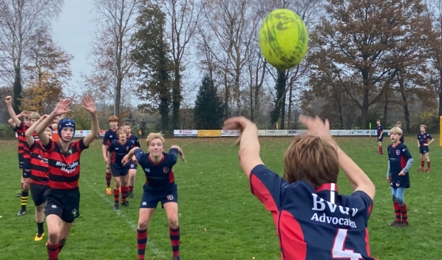 Stichtsche verdient de bal na een line out fout van Drenthe