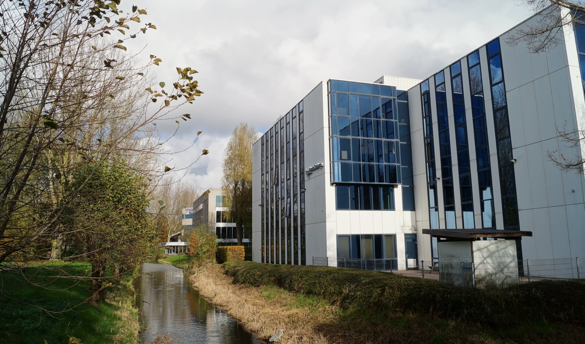 Bij het plangebied gaat het om een zone langs de Bovenkerkerweg waar afzonderlijke, deels leegstaande kantoorgebouwen staan.