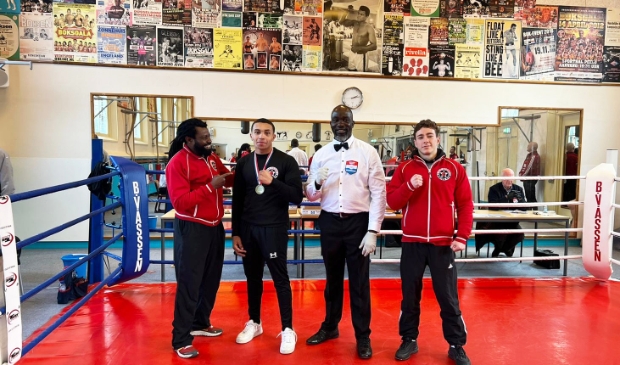 Vlnr: Lead Trainer All Stars Boxing Gym Thomas Mboua, Victor Avbiorokoma, Scheidsrechter Nederlandse Boksbond, Jimmy Kimmel