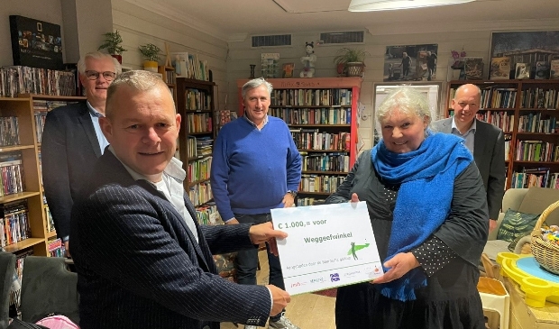 Overhandiging van de cheque van € 1.000,- door de Baarnsche Golf Cup aan de Stichting Weggeefwinkel Baarn Ben Heimensen (MTH), Tom Altena (vz Baarnsche Golf Cup), Cees van Essen (Kruba), Sandra Mets (weggeefwinkel) en Johan Grims (MTH)