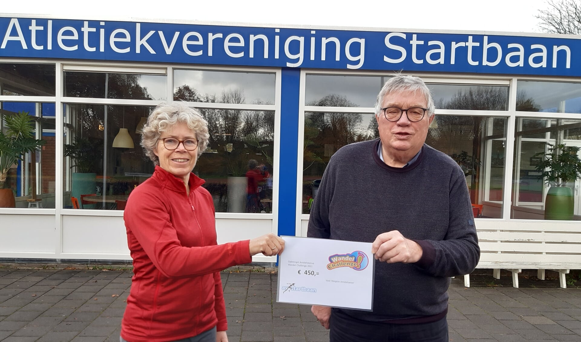 Saskia van der Meer overhandigt de cheque voor Hospice Amsteloever.