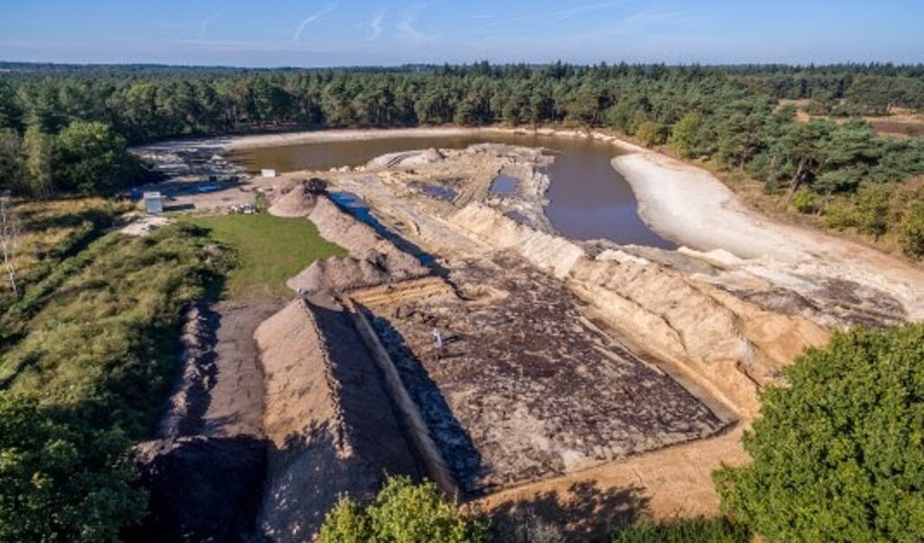 De opgraving (vooraan) in 2016 bij de van het Vogelwater op het landgoed den Treek-Henschoten.