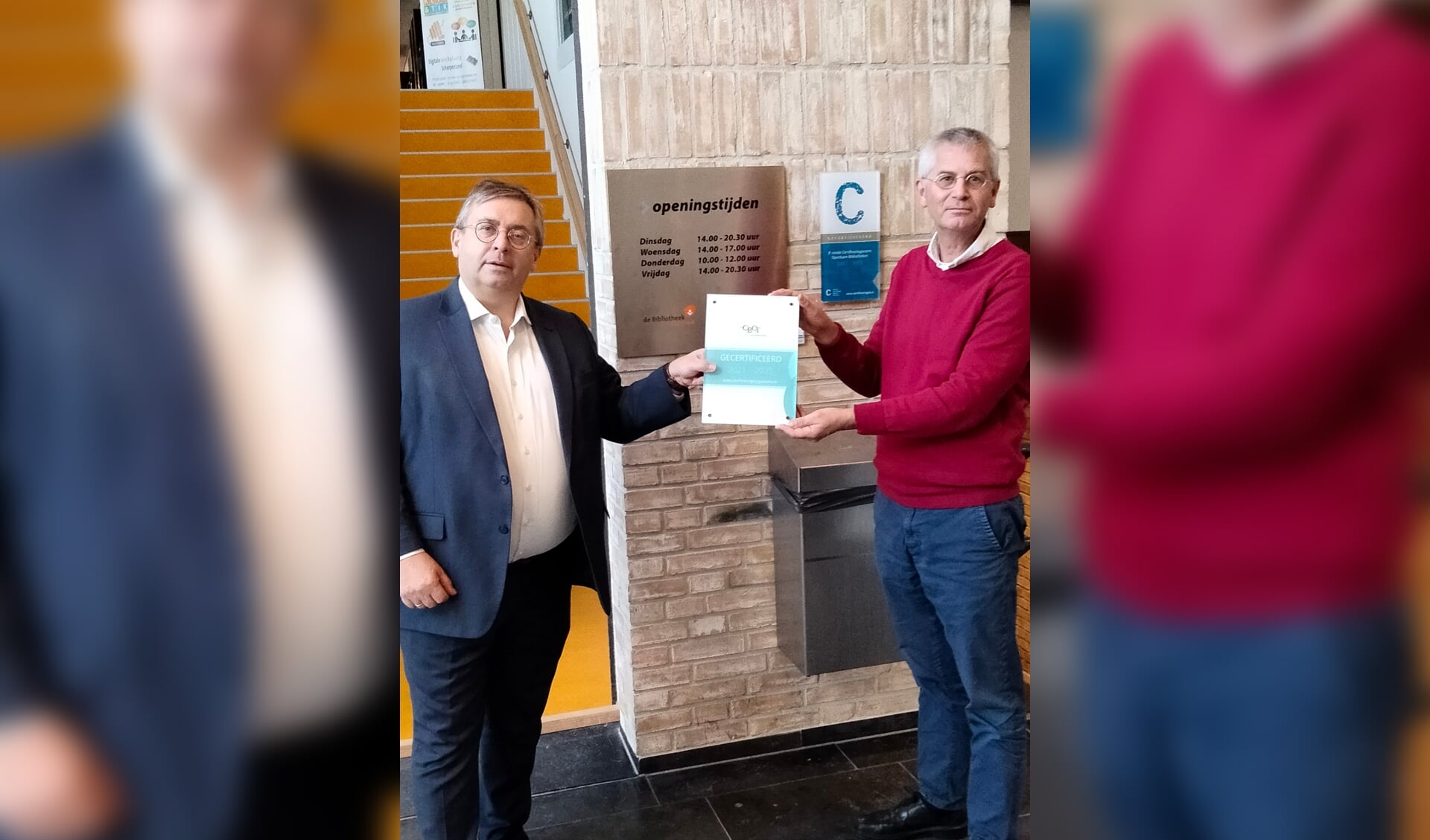 Wethouder Gerard van Deelen en directeur Alfred Haaksma van de Bibliotheek Scherpenzeel tonen het kwaliteitscertificaat.