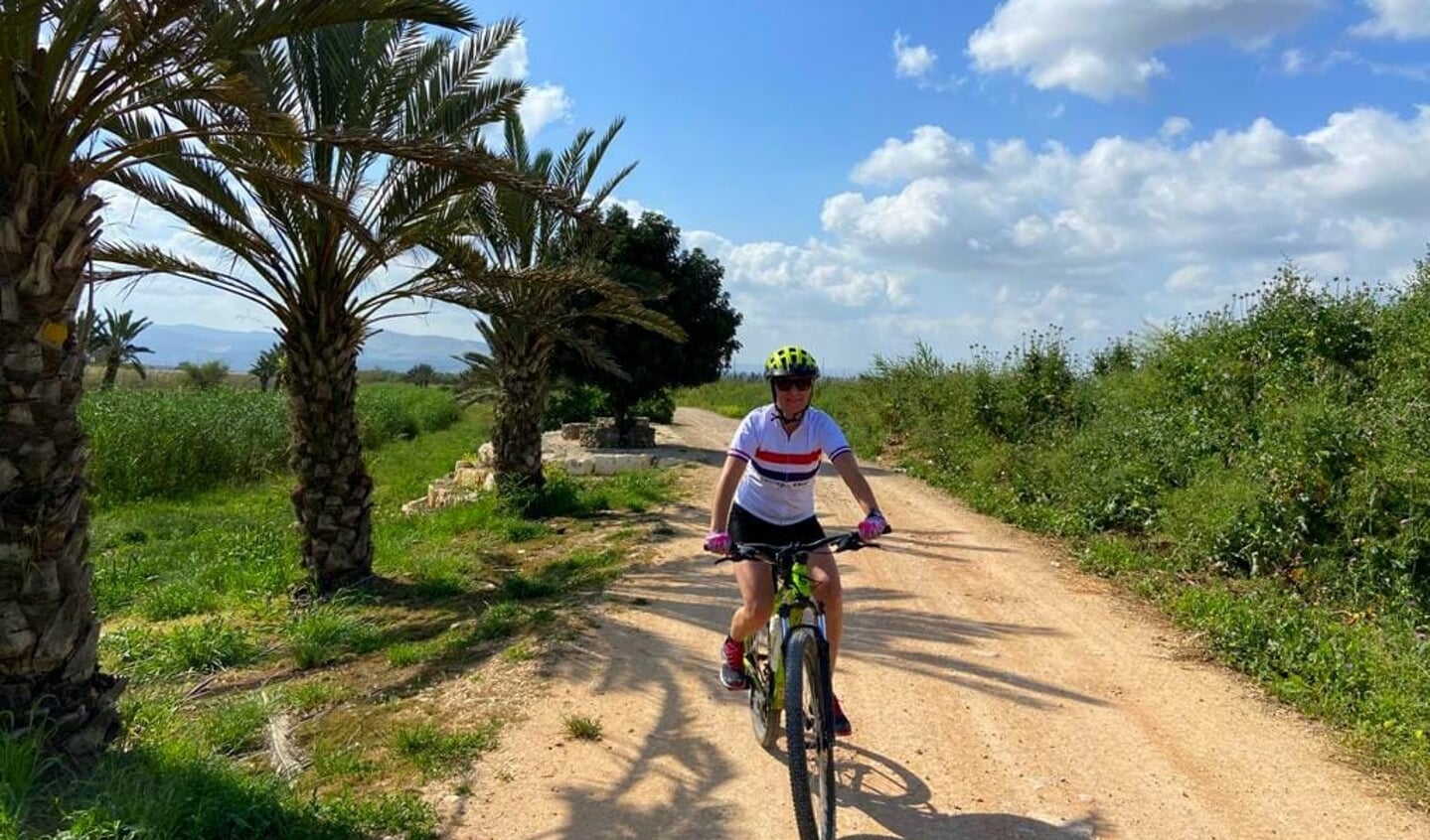 Janine Golan vergeet haar afkomst niet. Ook in Israël springt ze geregeld op de fiets.