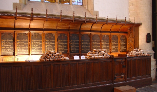 <p>De traditionele verkoop van de ‘diakenbroodjes’.</p>