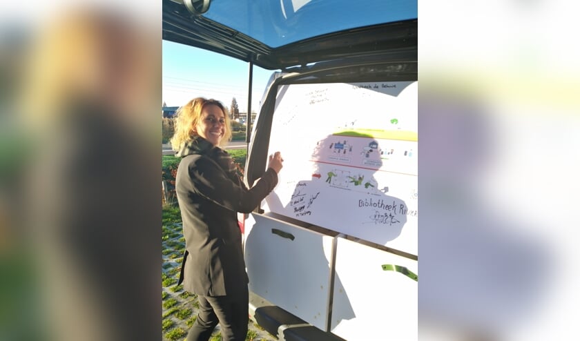 Vanwege de aangescherpte coronamaatregelen werden de handtekeningen via een ‘tour’ opgehaald bij organisaties.
