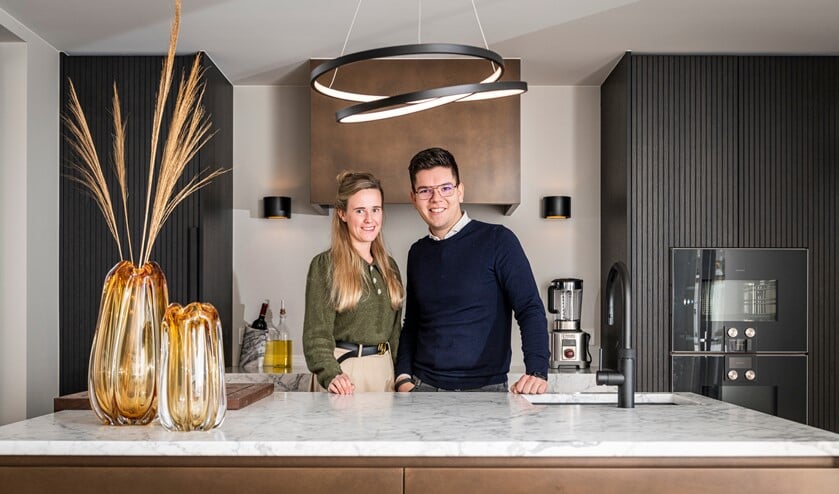 Bas (26) en Marjolein (26) van Leeuwen in hun stijlvolle keuken.