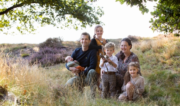 koperen bruidspaar met hun vier lieve kinderen