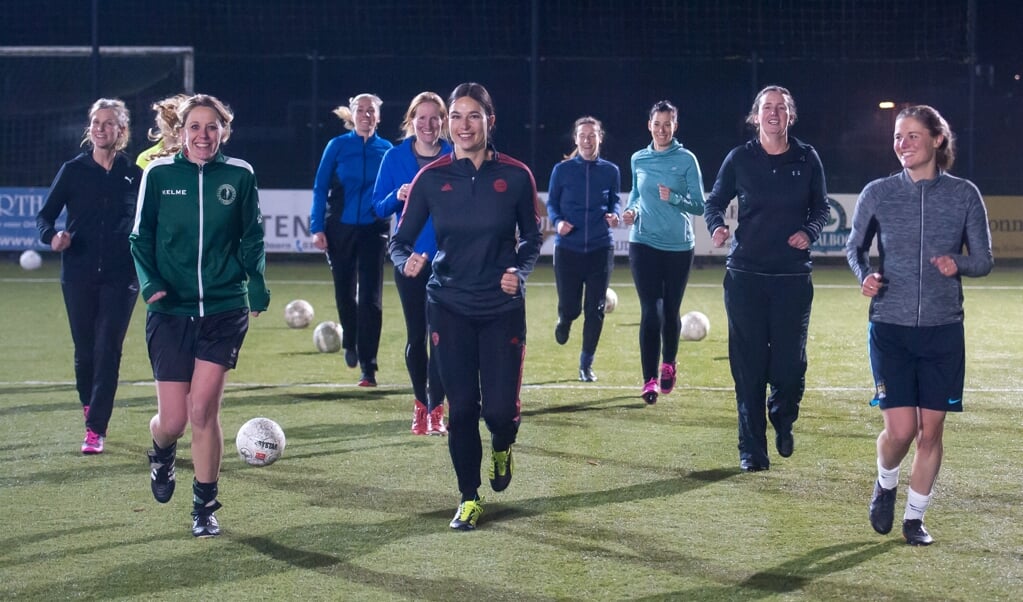 Het plezier in het spelletje is tijdens de eerste training te zien op de gezichten van de DEV voetbalvrouwen.
