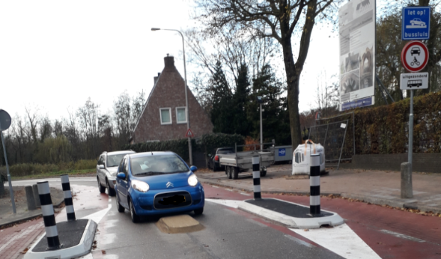 <p>Auto&acute;s passeren de bussluis bij de St. Urbanuskerk in Bovenkerk</p>