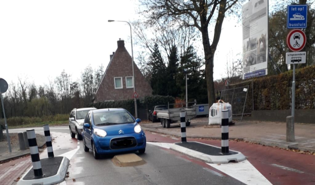 Auto´s passeren de bussluis bij de St. Urbanuskerk in Bovenkerk