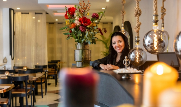 <p>Ines Slimani in het sfeervolle restaurant aan de Patrimoniumlaan 9 in Veenendaal</p>