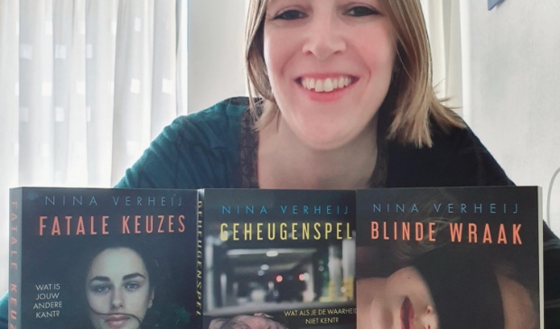 Auteur Nina Verheij met haar boeken 'Fatale keuzes', 'Geheugenspel' en 'Blinde wraak'