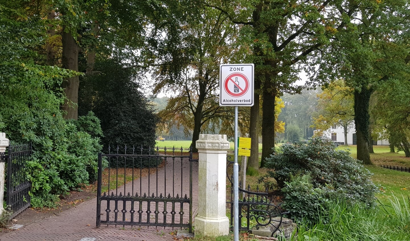 Bij alle entrees van het Dorpspark zijn borden geplaatst waarop het alcoholverbod staat aangegeven.