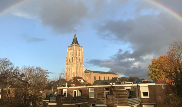 De regenboog boven de Grote Kerk