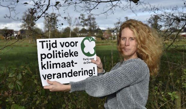 <p>Janet van Roden van de PvdD toont de boodschap van de partij.</p>