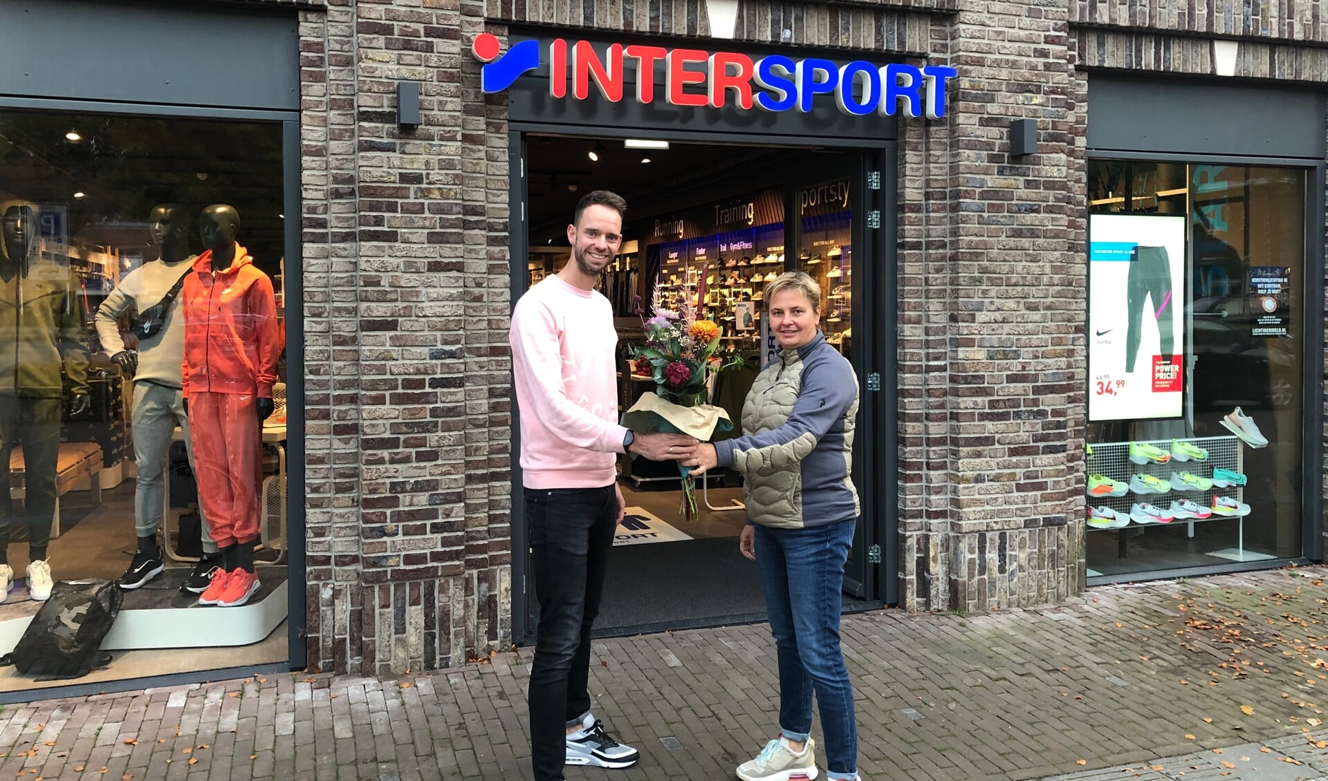 Wim Meijers (Intersport Ermelo) ontvangt felicitaties van Retail manager Intersport Nederland José van Donderen.
