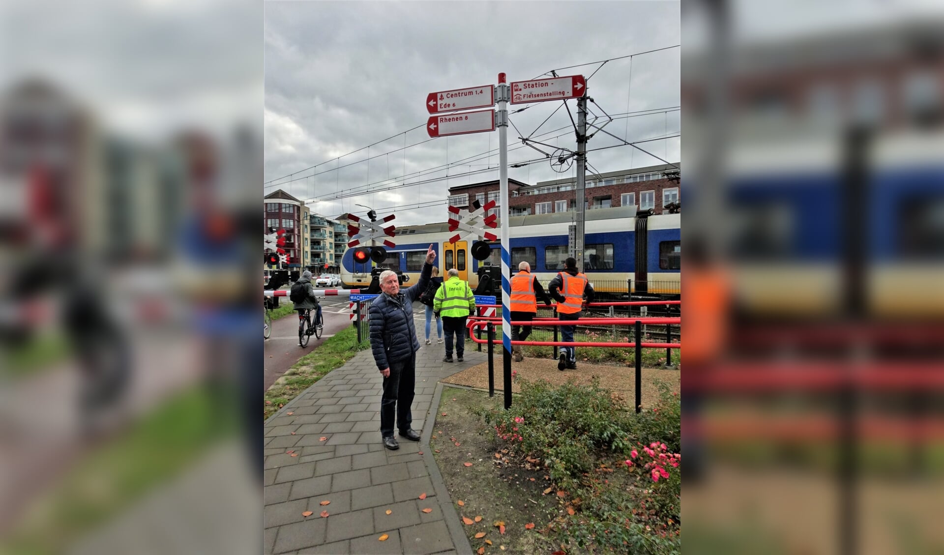 Willem Spies wijst passanten graag de juiste weg, maar het kan veel beter. Hij wijst het bord aan dat de verkeerde weg wijst.