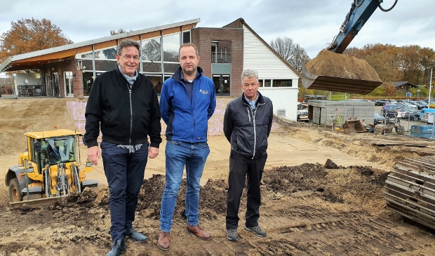 <p>Het trotse bouwteam van Golfclub Heelsum: Joop Verhagen, Coen Hooijer en Henk de Vries (vlnr).</p>