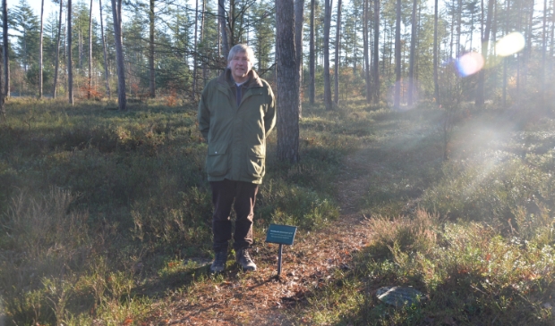 <p>Arjan Jurry bij één van de locaties in het Elspeterbos.</p>
