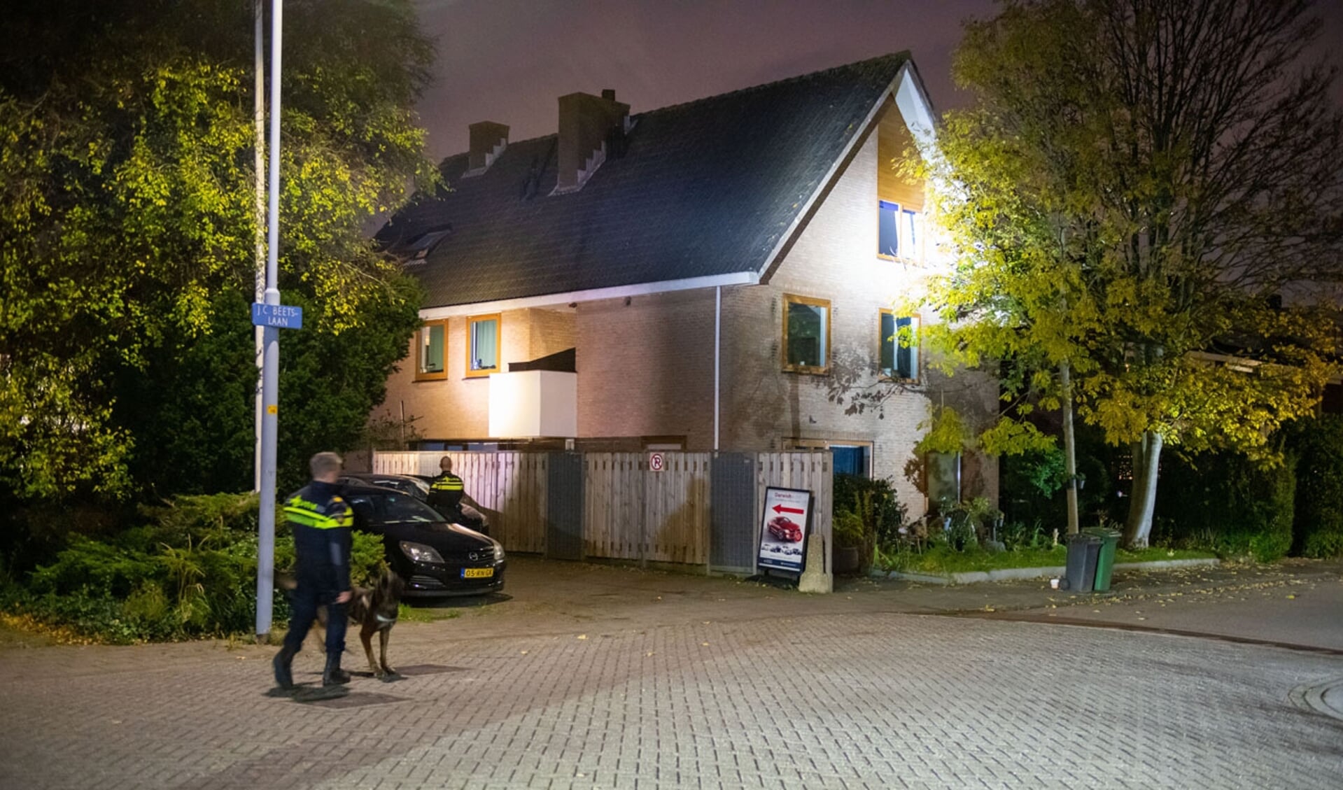  Op een gegeven moment was de politie het zat en ging de woning in de JC Beetslaan met een hond binnen. 
