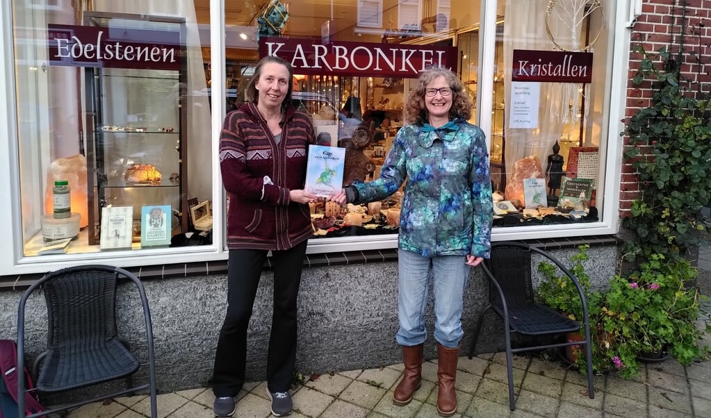 De auteur (rechts op de foto) met Wendela Copijn van edelsteenwinkel Karbonkel. 