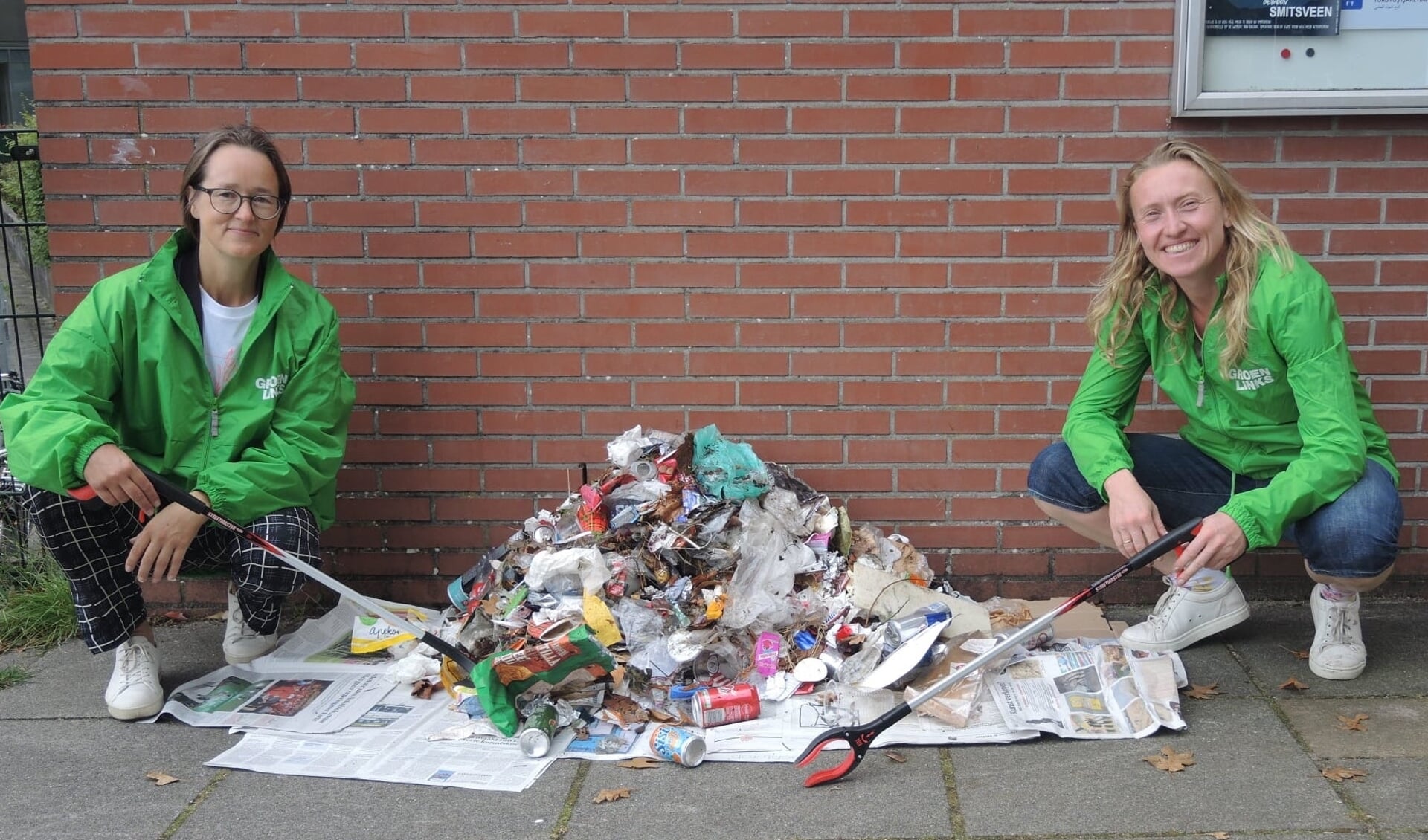 Janneke en Rosalie van GroenLinks Soest-Soesterberg en een berg afval van 7,5 kilo!