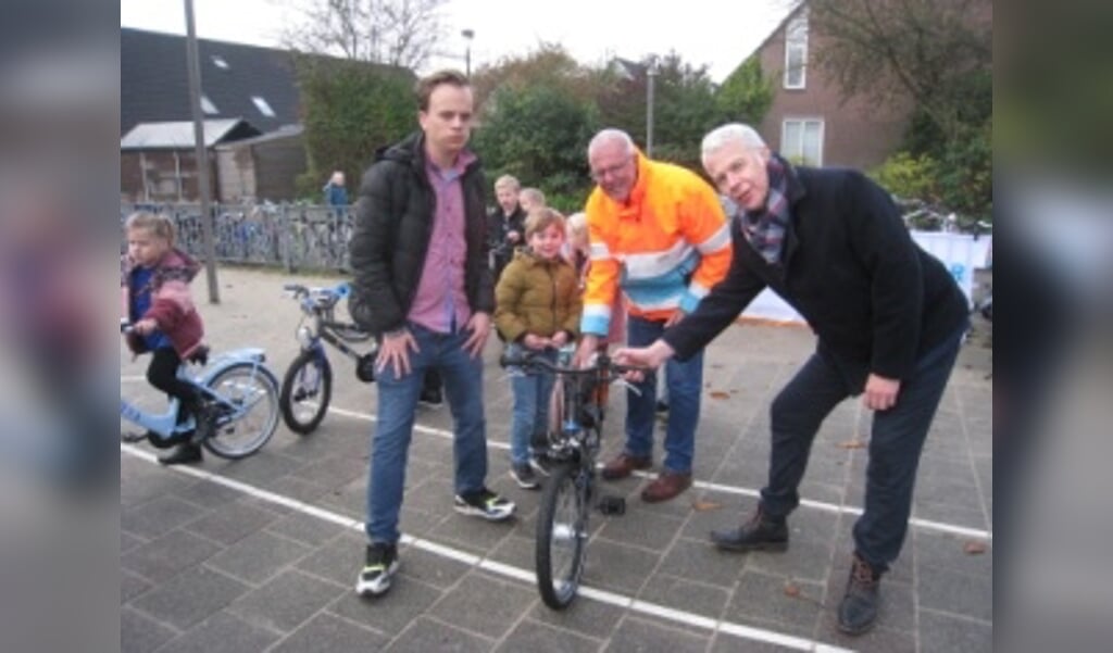 Wethouder Hans Buijtelaar kwam samen met Gijs Venema op werkbezoek tijdens de fietsenkeuring