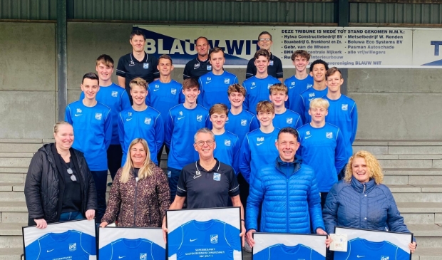 Spelers, trainers en sponsors van SDC JO17-1
