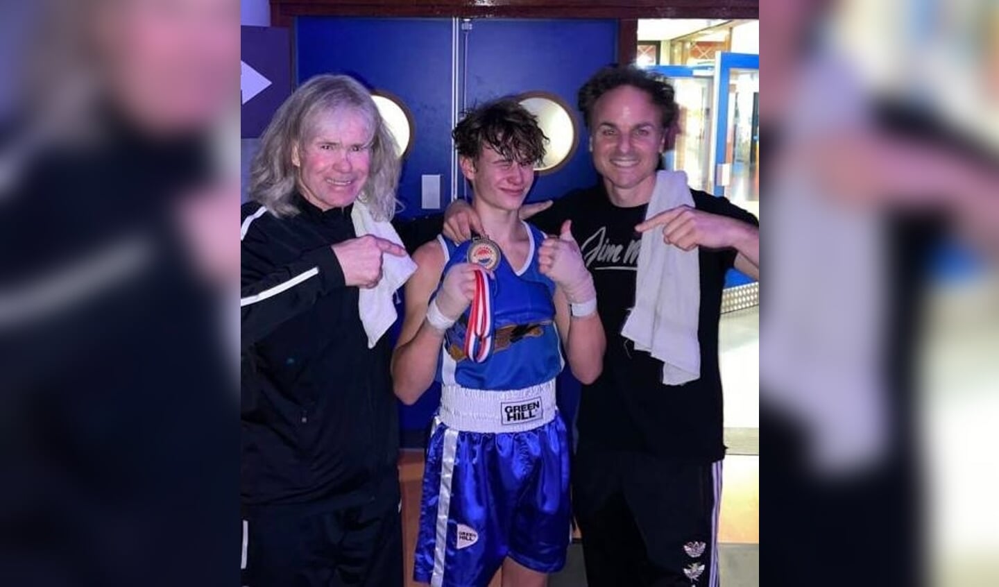Dylan Vos met zijn trainers van Firt4You
