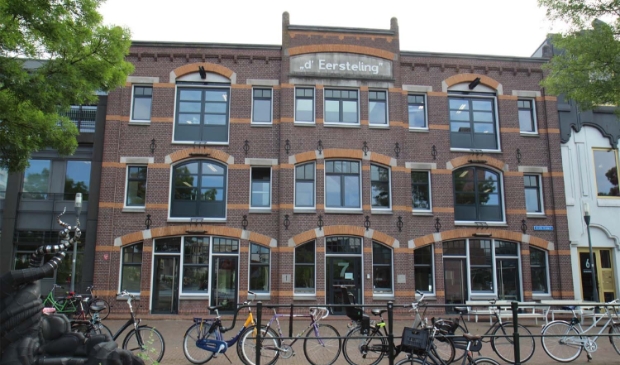 <p>D’Eersteling aan de Grote Koppel. Het pand (nu drie panden) genaamd d’Eersteling was een pakhuis voor de opslag van goederen, en is een stop op het Keti Koti pad. Dit pakhuis is door H. Kroes ontworpen voor de ‘Afdeeling Koloniale Waren’, zo blijkt uit een bouwtekening uit 1904.</p>
