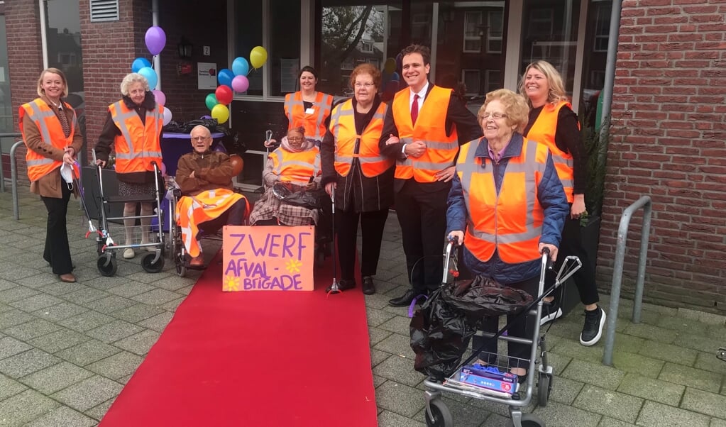 Zwerfafvalbrigade van het Zonnehuis in Bovenkerk met de wethouders Floor Gordon en Marijn van Ballegooijen.