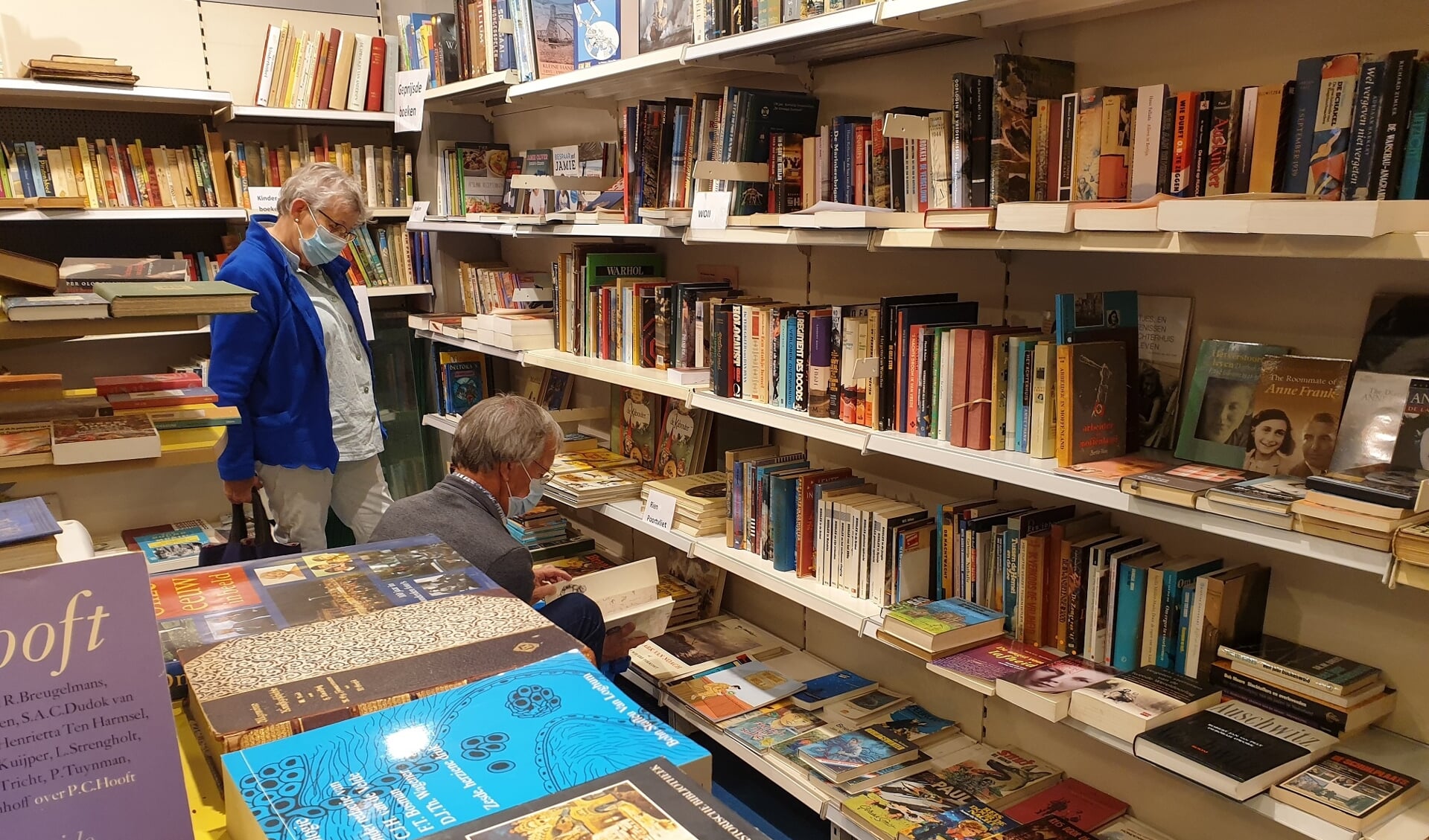 De pop-up boekenmarkt is weer met mondkapjes