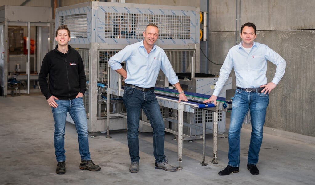 V.l.n.r. Jan Hop (engineering) en Arjan van Ommeren (operations), Johan van den Hardenberg (directeur) van Kletec BV.